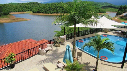 Bể bơi ngoài trời tại khu nghỉ dưỡng Phong Nha Lake House