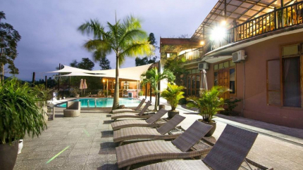 Không gian bể bơi tại Phong Nha Lake House Resort 3 sao