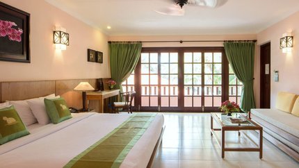 Giường ngủ lớn, phòng có sofa