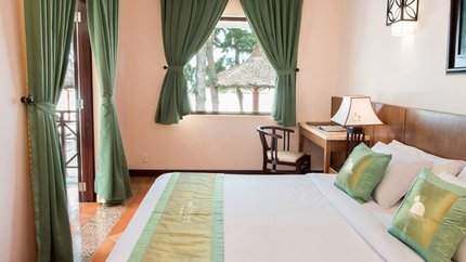 Phòng có cửa sổ đón ánh sáng, có bàn làm việc