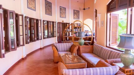 Phía ngoài nhà hàng