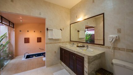 Phòng tắm thoáng mát rộng rãi, riêng biệt