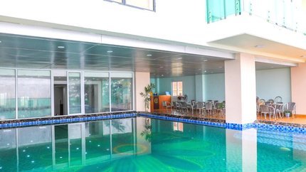 Bể bơi tại khách sạn