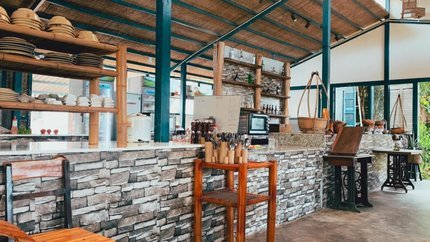 Quầy mini bar đa dạng đồ uống