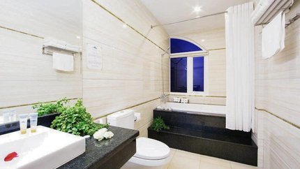 Phòng tắm thiết cùng tone màu trắng