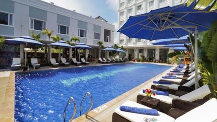 Hồ bơi ngoài trời