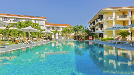 Hồ bơi cực lớn tại khách sạn