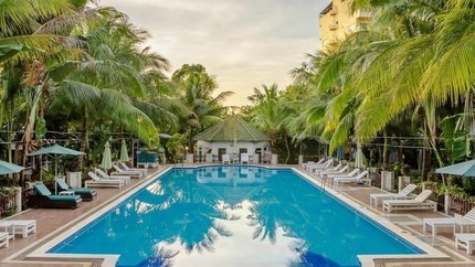 Bể bơi vô cực ngoài trời