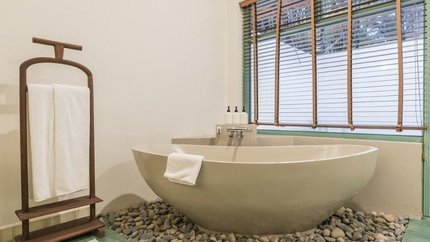 Bồn tắm sang chảnh với gam màu trung tính