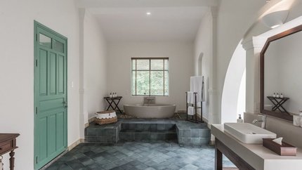 Phòng tắm sang chảnh view vườn