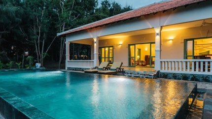 Bể bơi hướng vườn tại Poulo Condor Pool Villa