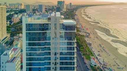 Khách sạn nằm sát biển