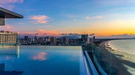 Hồ bơi trên tầng thượng khách sạn