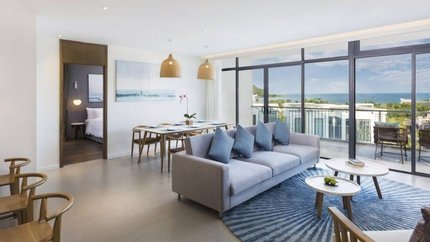 Phòng khách được trang bị bộ sofa sang trọng