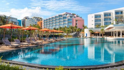 Hồ bơi tại khách sạn