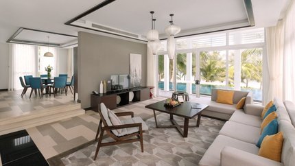 Không gian phòng rộng hướng bể bơi