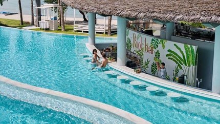 Bể bơi tại khu nghỉ dưỡng