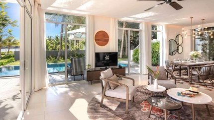 Phòng khách có view hướng ra hồ bơi