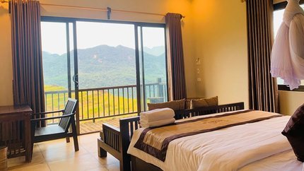 Căn phòng với góc nhìn ra rừng núi