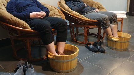 Ngâm chân lá thuốc