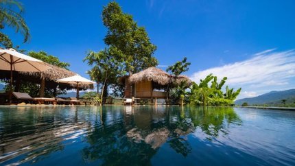 Bể bơi vô cực hướng núi