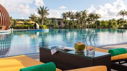 Bể bơi vô cực tại resort