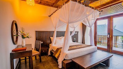 Căn phòng với góc nhìn hướng ra rừng núi