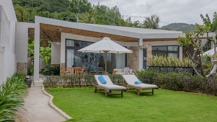 Không gian sân vườn phía sau