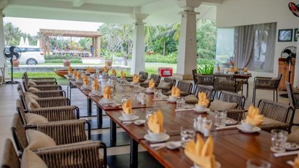 Bàn ăn được trang trí tỉ mỉ