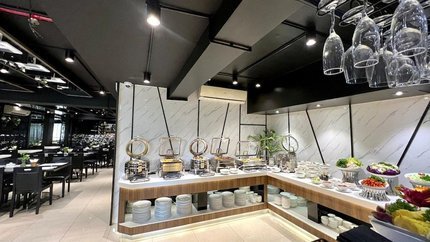Quầy buffet với đa dạng các món