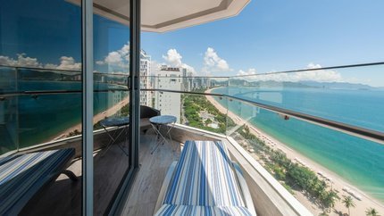 Ban công rộng đón nắng