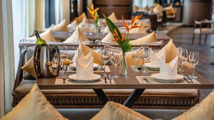 Bàn ăn được bày trì tinh tế, tỉ mỉ