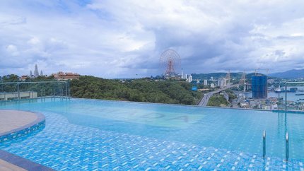 Bể bơi vô cực với view bao quát toàn thành phố
