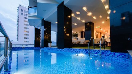 Bể bơi ngoài trời rộng có quầy bar