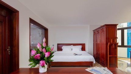 Giường đôi rộng tại phòng