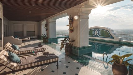 Bãi tắm nắng cạnh hồ bơi