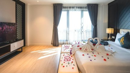 Sàn nhà lát gỗ, phòng có tivi