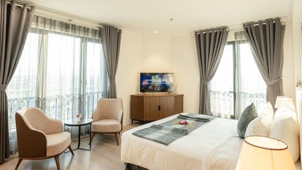 Phòng rất thoáng, cửa kính lớn đón ánh sáng