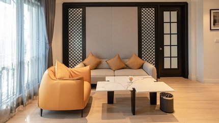 Không gian phòng tạo cảm giác dễ chịu vơi tông màu vàng ấm áp