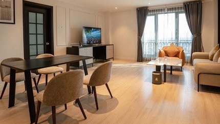 Tiện nghi đầy đủ, phòng khách có bộ bàn ghế