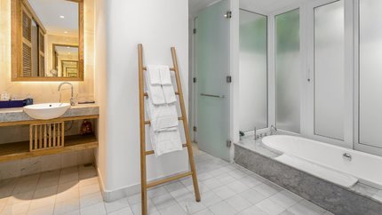 Phòng tắm bồn hiện đại