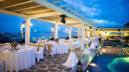 Tổ chức sự kiện bên bể bơi