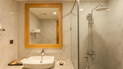 Phòng vệ sinh thiết kế tone trắng sang trọng