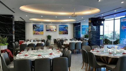 Nhà hàng rộng lớn với đa dạng các món