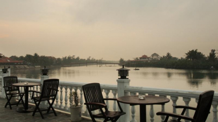 Nhà hàng bên dòng sông