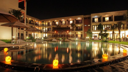 Hồ bơi buổi tối