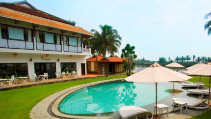 Thư giãn bên bể  bơi