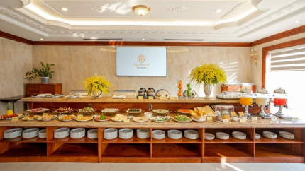 Quầy Buffet tại khách sạn 3 sao Riverside Hotel