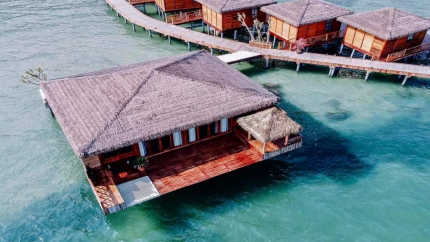 Resort Rocks Beach Boutique nằm trên biển