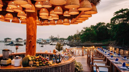 Không gian bữa tiệc tại Rocks Beach Boutique Bungalows